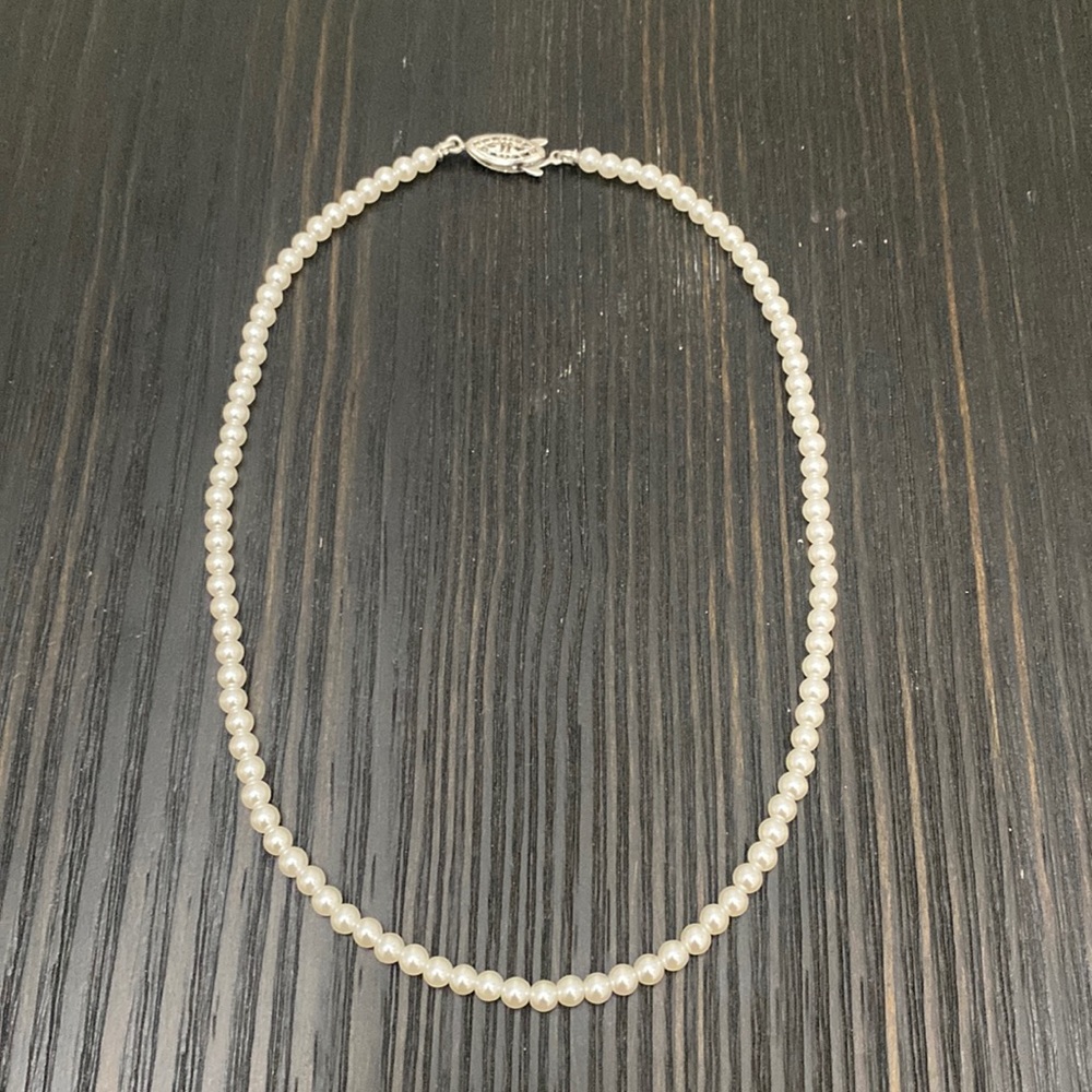 Premier Designs faux pearl necklace with jewelry pouch.